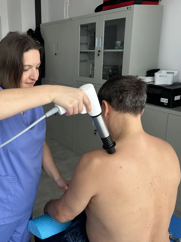 Fala uderzeniowa — dr Karolina podczas zabiegu w Klimed Białystok